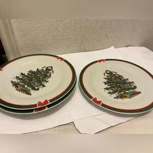 Topco Holiday ‘Ribbons & Trees’ Porcelain dinner plates Set of 4 pieces.
